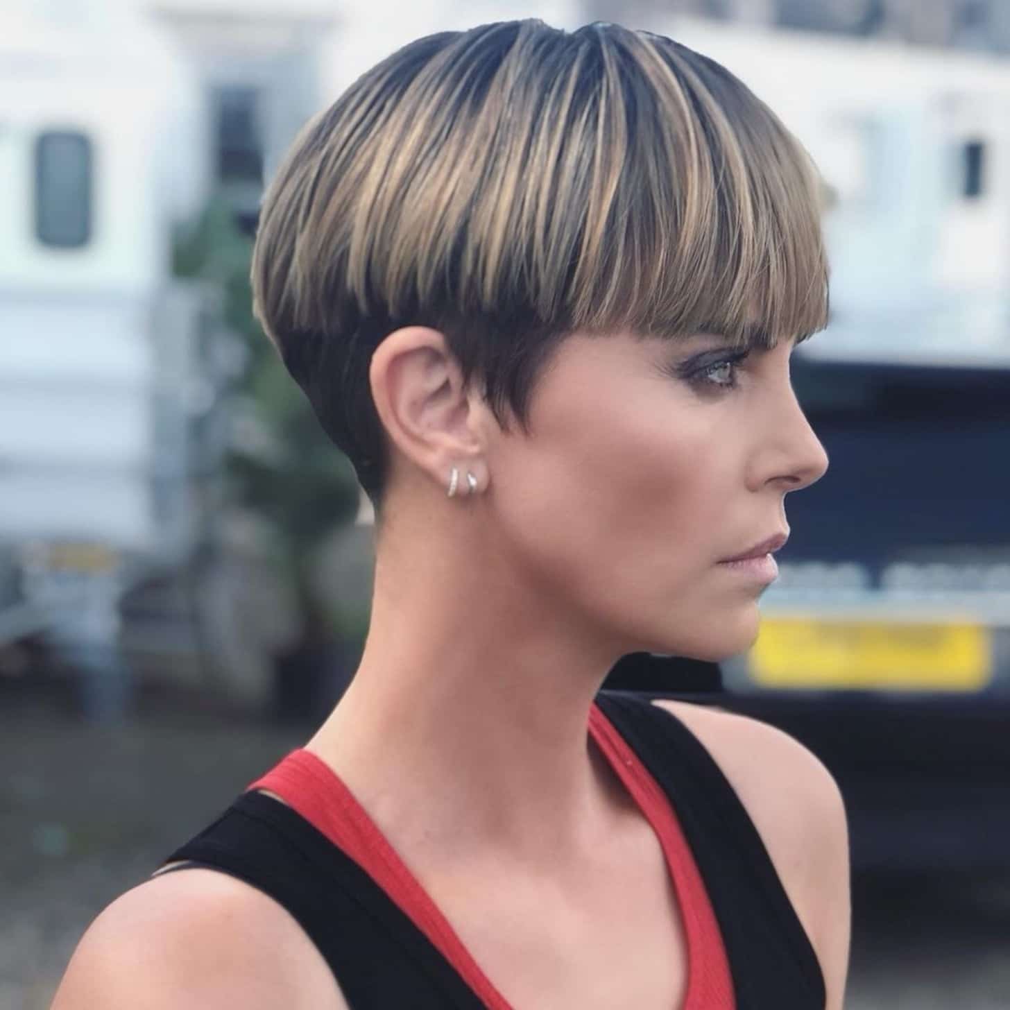 Bowl cut, el nuevo peinado de Charlize Theron